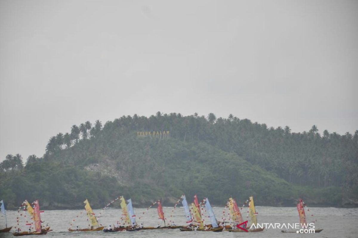 Ratusan kapal nelayan berparade pada  Puncak Sail Nias 2019