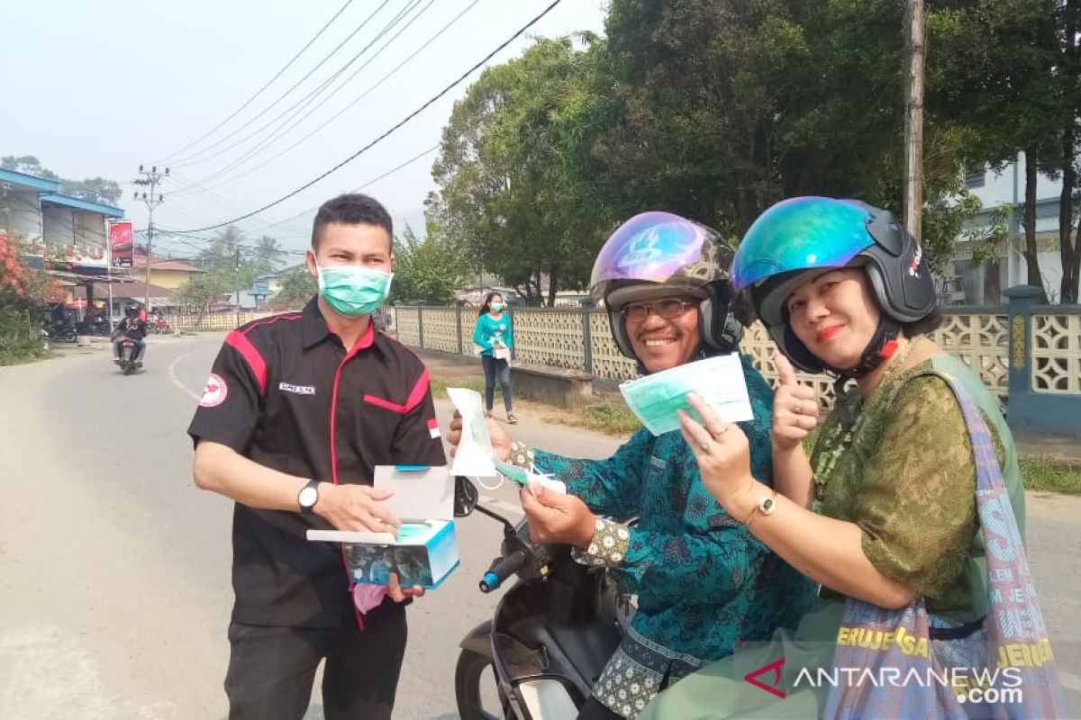 Kabut asap Bengkayang, Pemuda Dayak bagikan ribuan masker