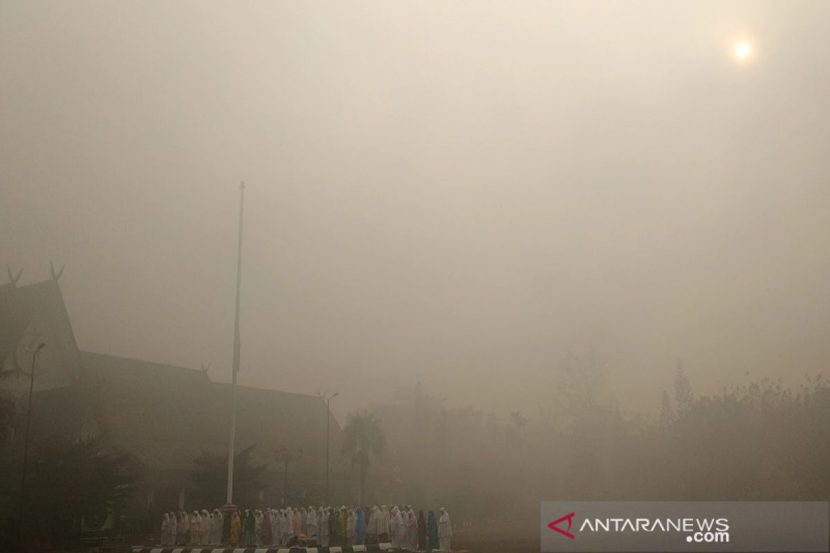Masyarakat Sampit shalat istisqa di tengah kepungan asap