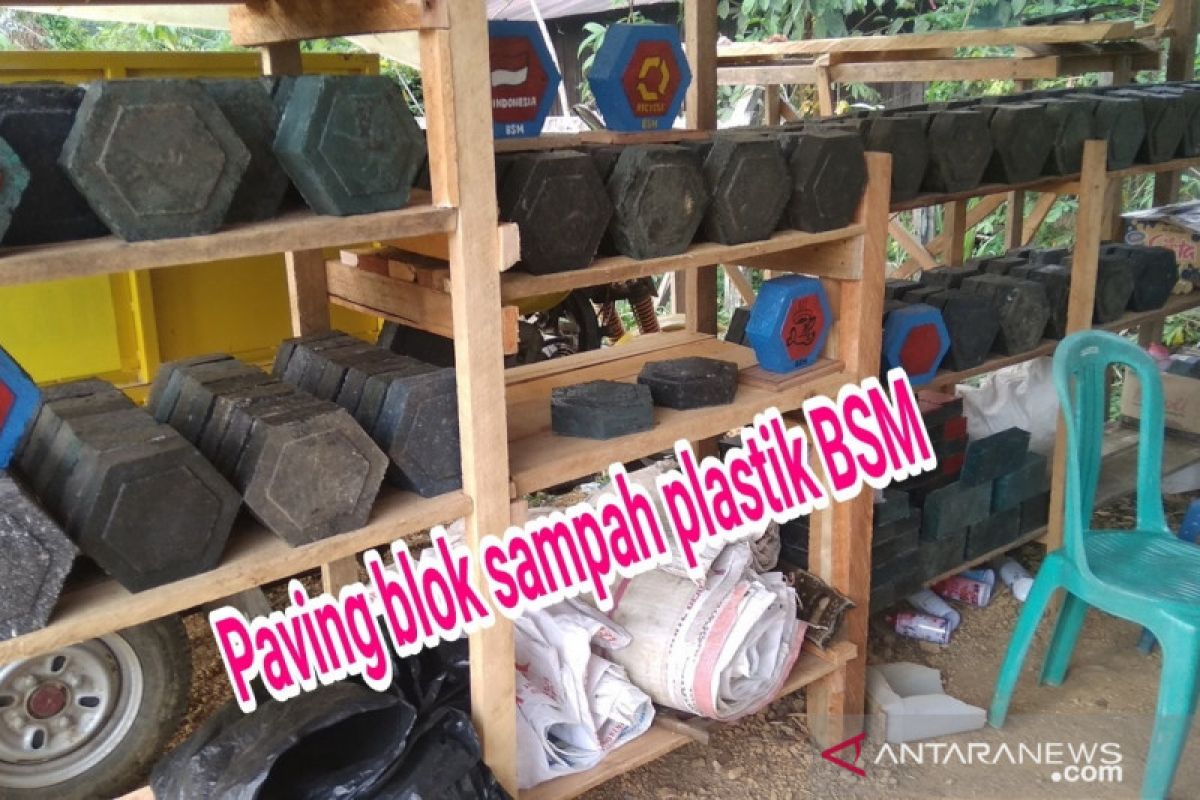 Tekan pencemaran, warga Kutai cetak "paving block" dari sampah plastik
