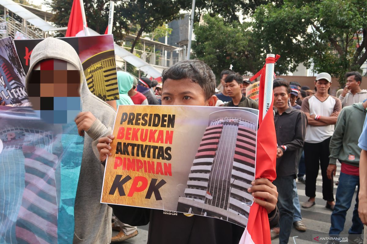 Remaja di bawah umur ikut aksi unjuk rasa di depan gedung KPK