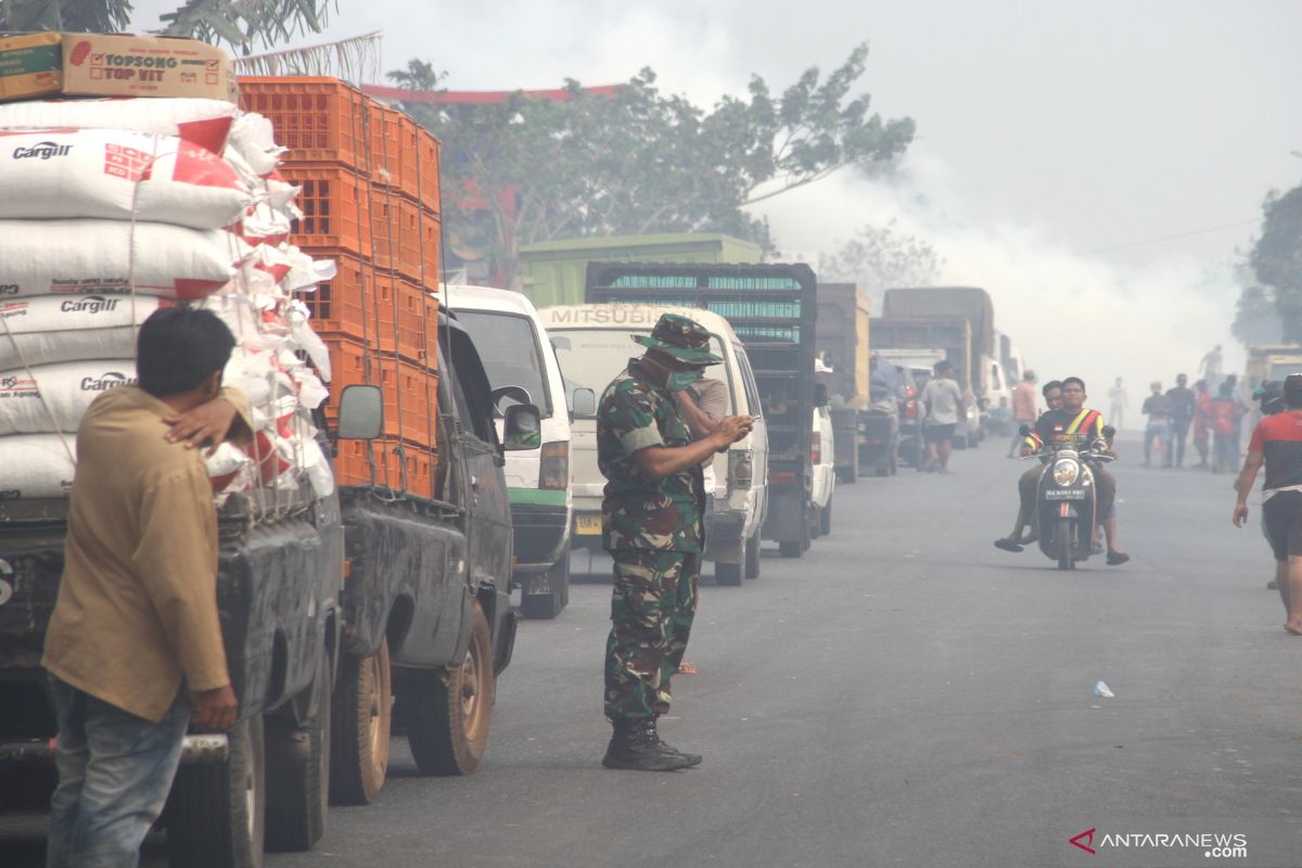 Akibat jalan tertutup kabut asap lalu lintas lumpuh  di Banjarbaru