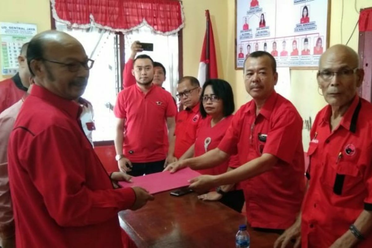 Ratusan kader PDIP kawal Ojak kembalikan formulir pendaftaran