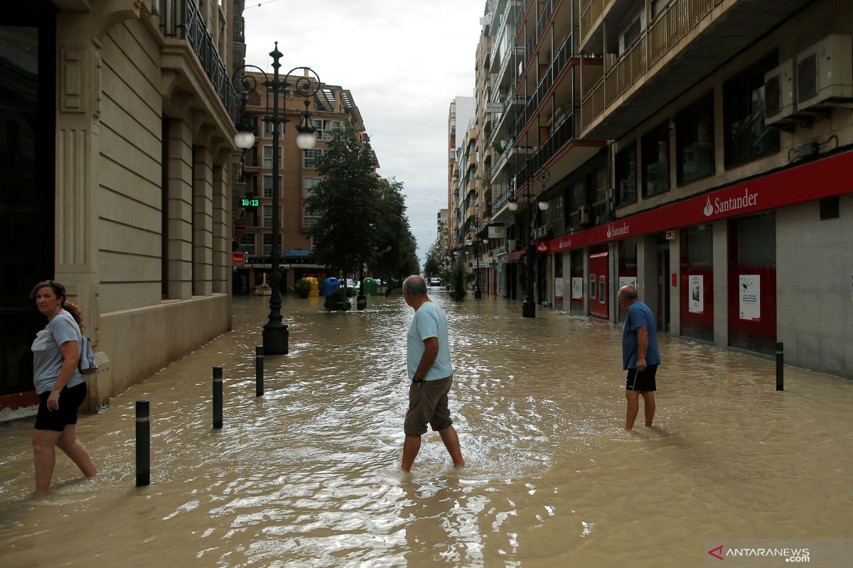 Banjir di tenggara Spanyol tewaskan enam orang