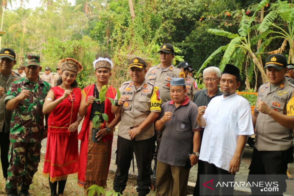 Polres Tanjungpinang tanam ratusan pohon di Pulau Penyengat