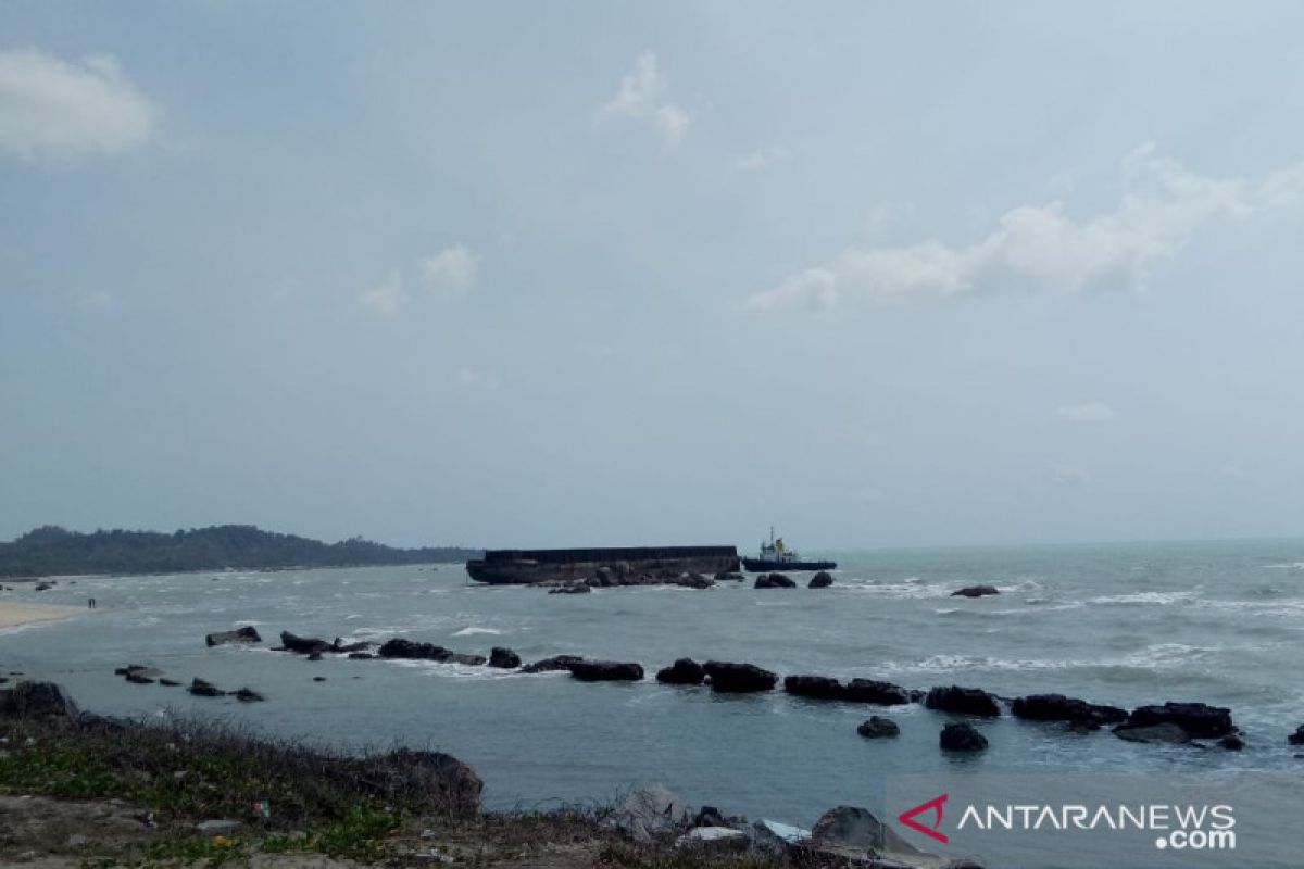 Kapal tongkang terdampar di pantai Kuala Matras Sungailiat