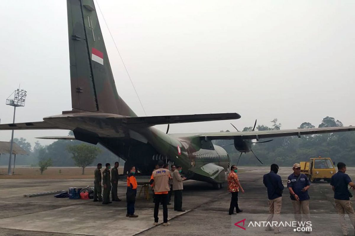 Karhutla Riau - Dua pesawat cassa TNI AU disiapkan untuk operasi hujan buatan