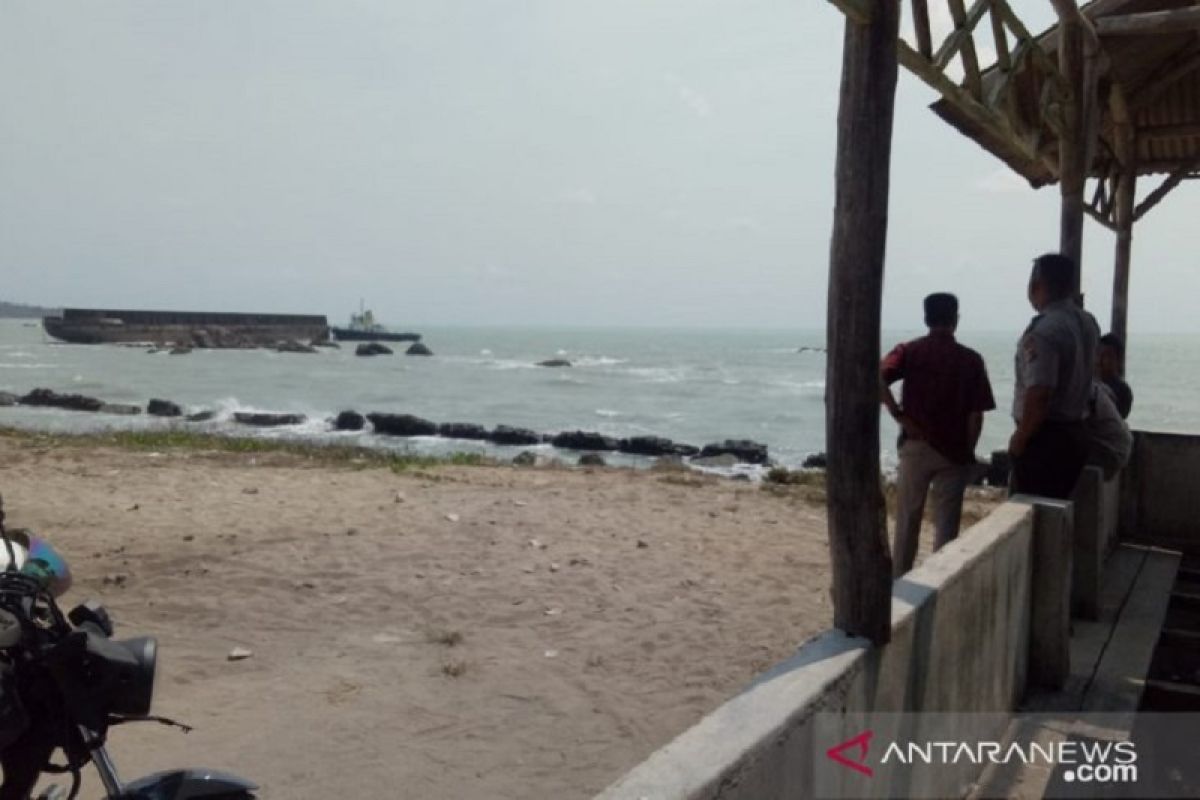 Satu unit Kapal tongkang terdampar di pantai Kuala Sungailiat Bangka