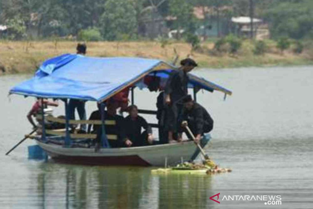 Warga Cikarang gelar sedekah bumi di Situ Rawa Binong Bekasi