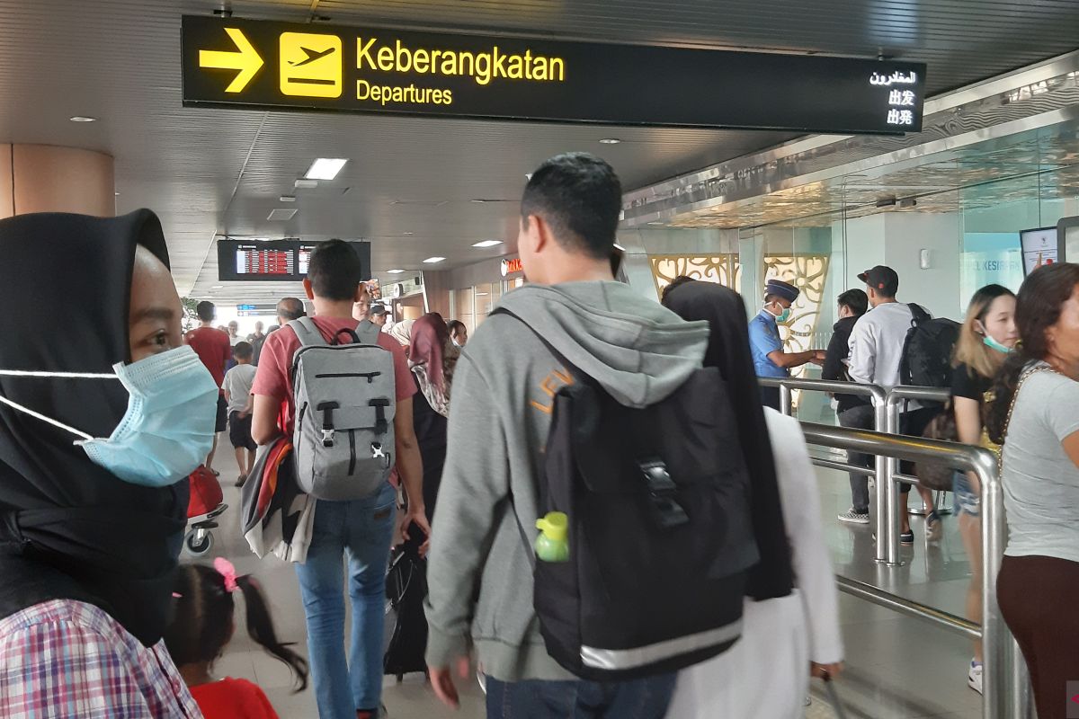 Penumpang di Bandara Supadio Pontianak menumpuk