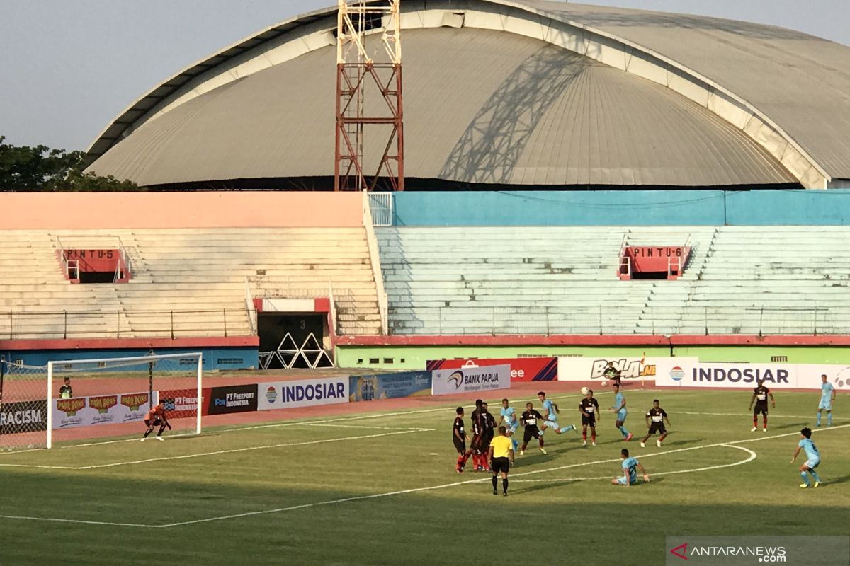 Persipura sementara unggul 1-0 atas Persela di babak pertama