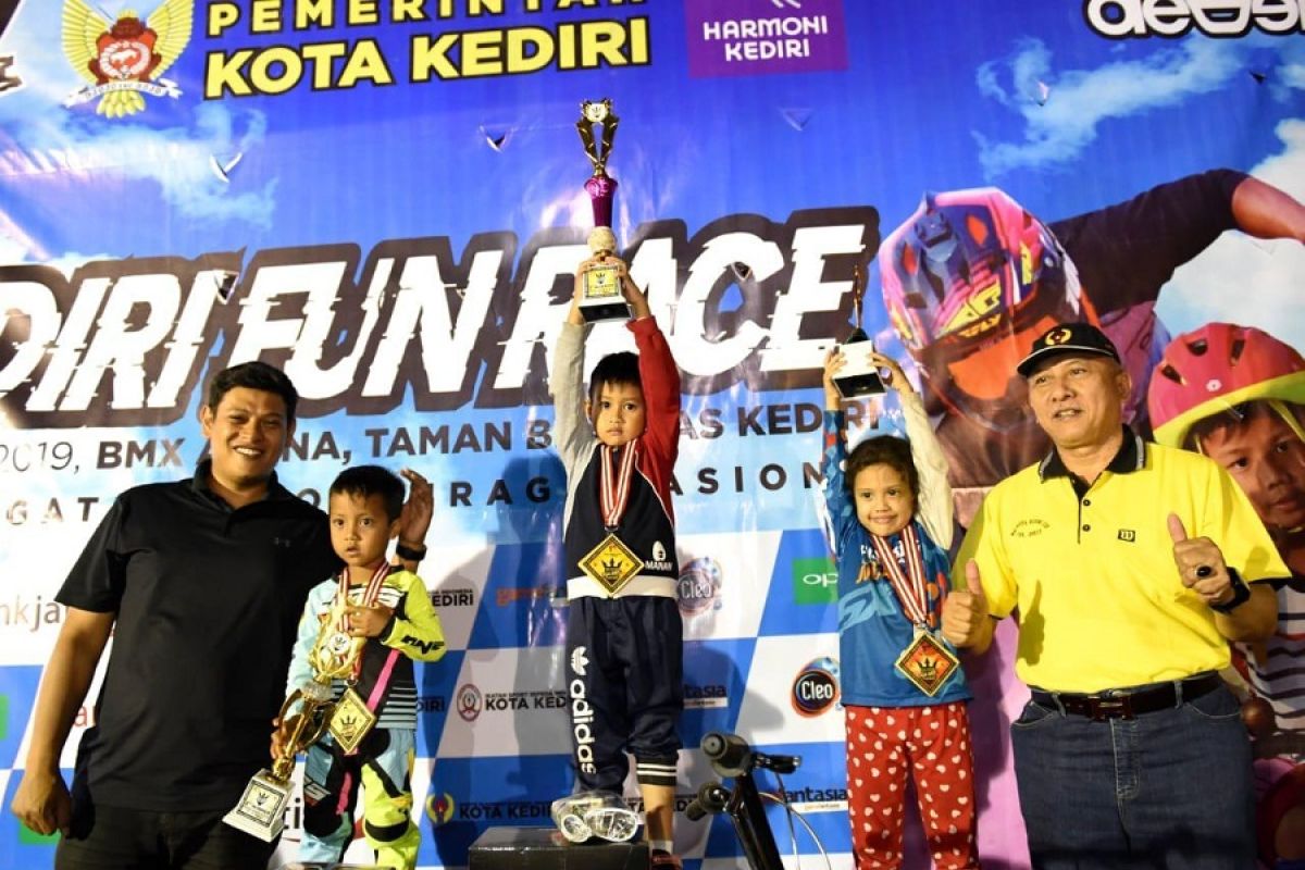 Mas Abu serahkan penghargaan Kediri Fun Race 2019