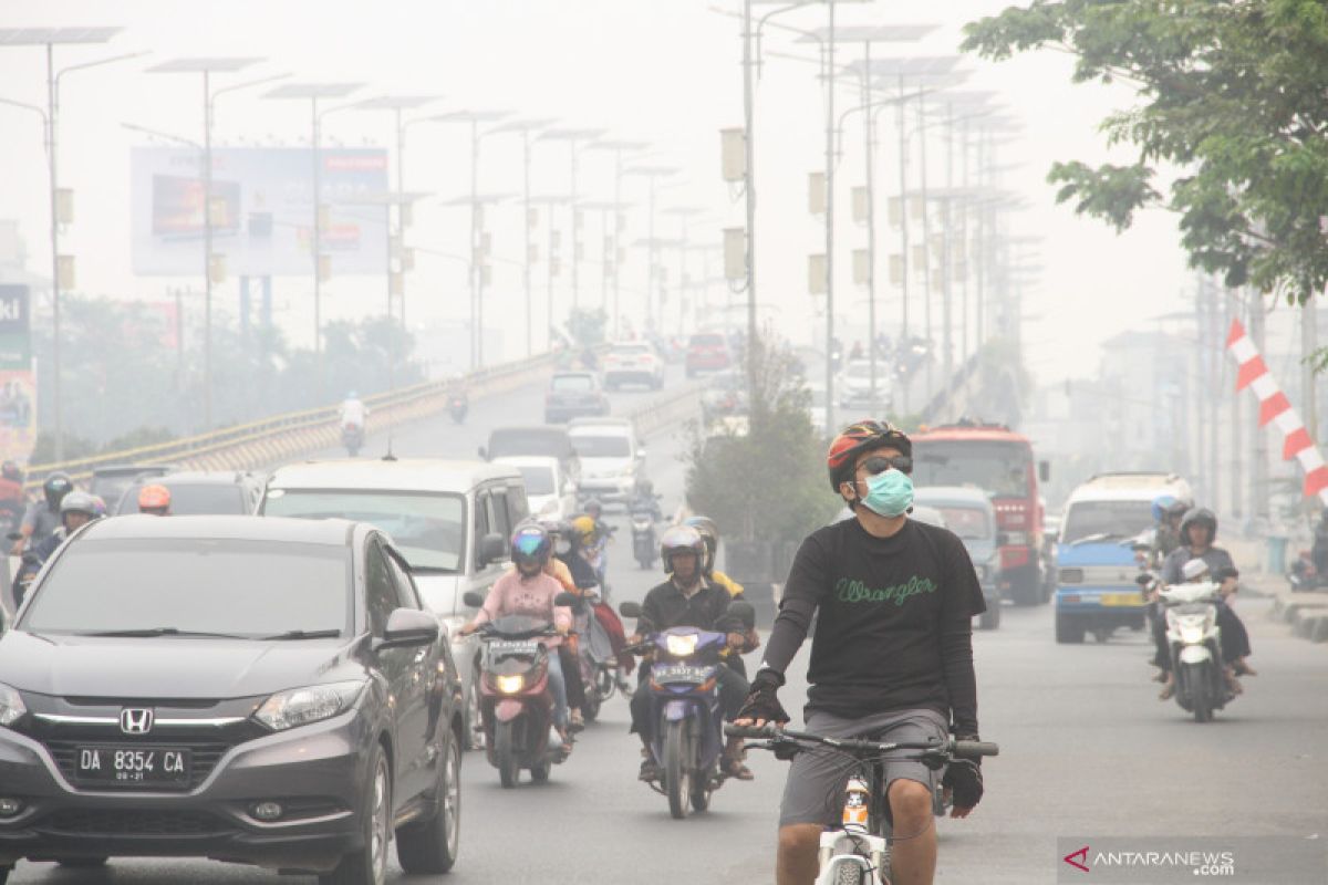 Tak hanya Kalteng, Banjarmasin juga diliputi asap sejak pagi