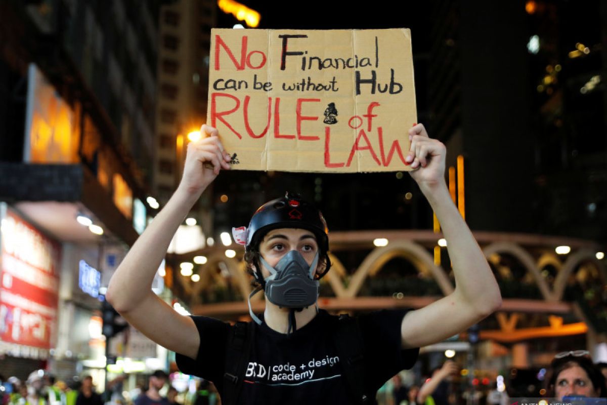 Demonstrasi anti-pemerintah ditanggapi pro kontra oleh artis Hong Kong