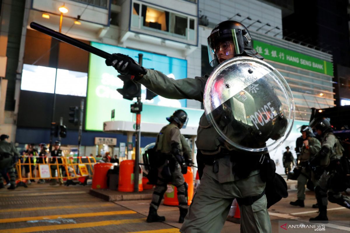 Tak ada yang terluka, bom bensin dilempar ke stasiun metro Hong Kong
