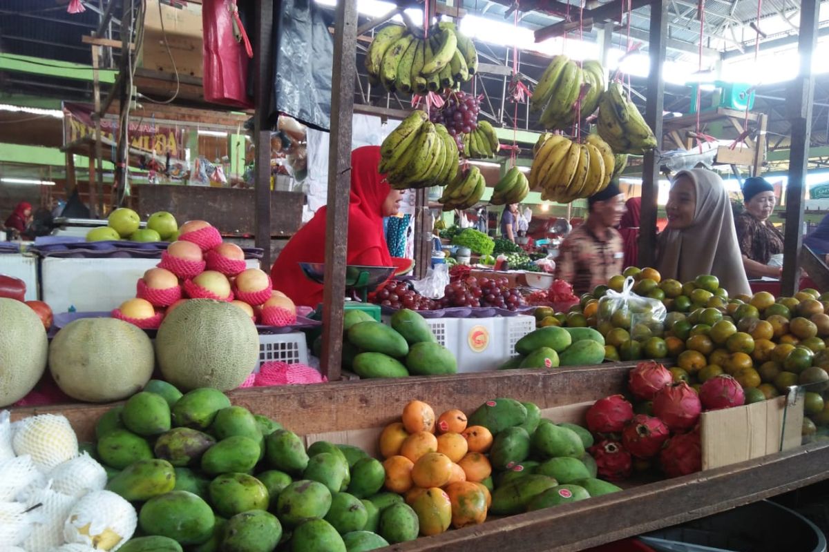 Harga buah impor di Pasar Siteba Padang turun (Video)