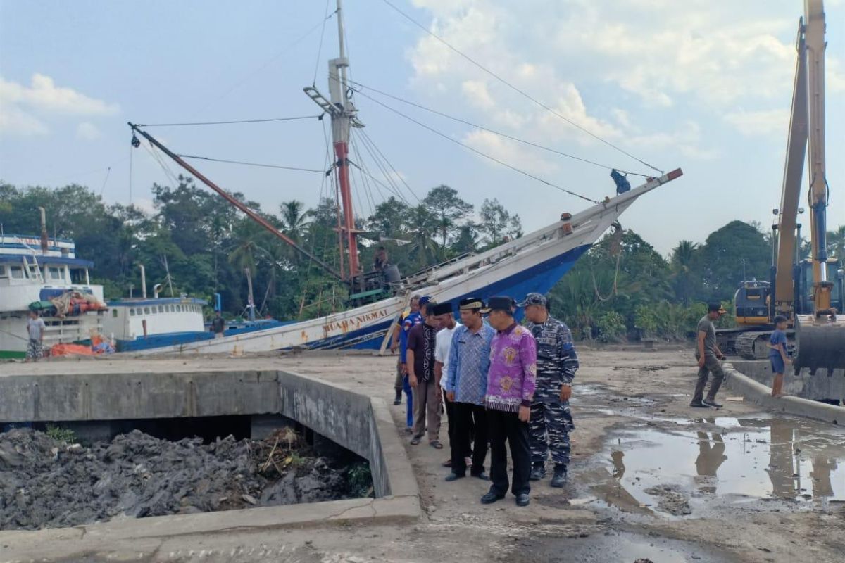 Pemkab Bangka Tengah lakukan keruk alur Pelabuhan Sungaiselan