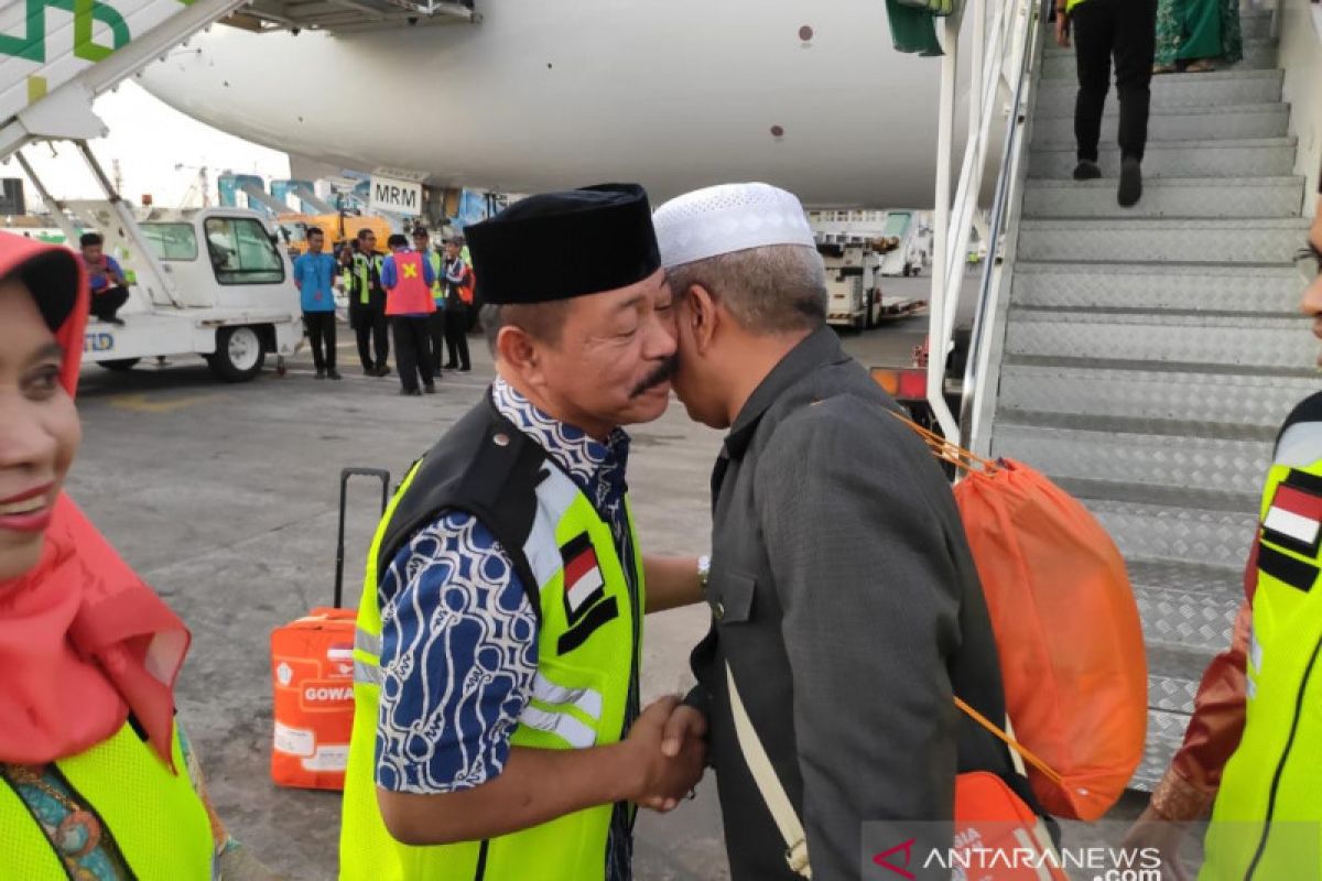 Wabup Gowa  jemput jamaah haji kloter 40 di bandara