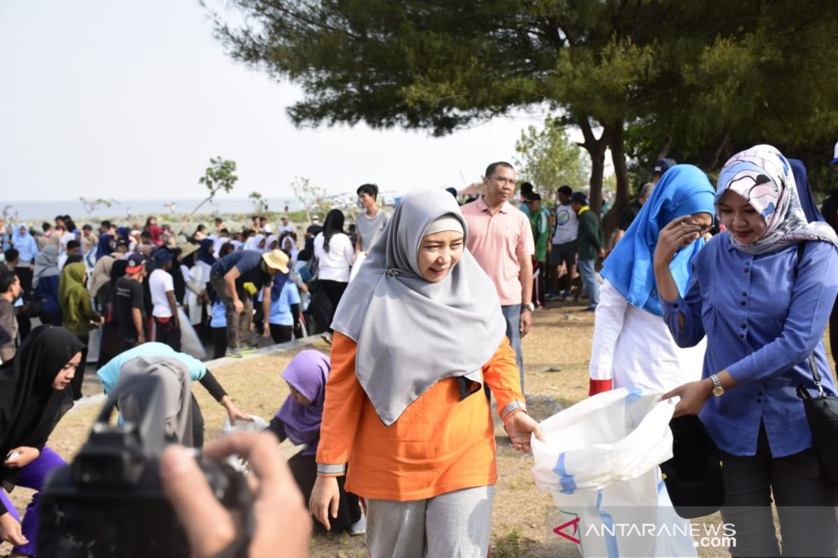 Hari Maritim Nasional ke-56 di NTB diisi aksi bersih pantai di Loang Baloq