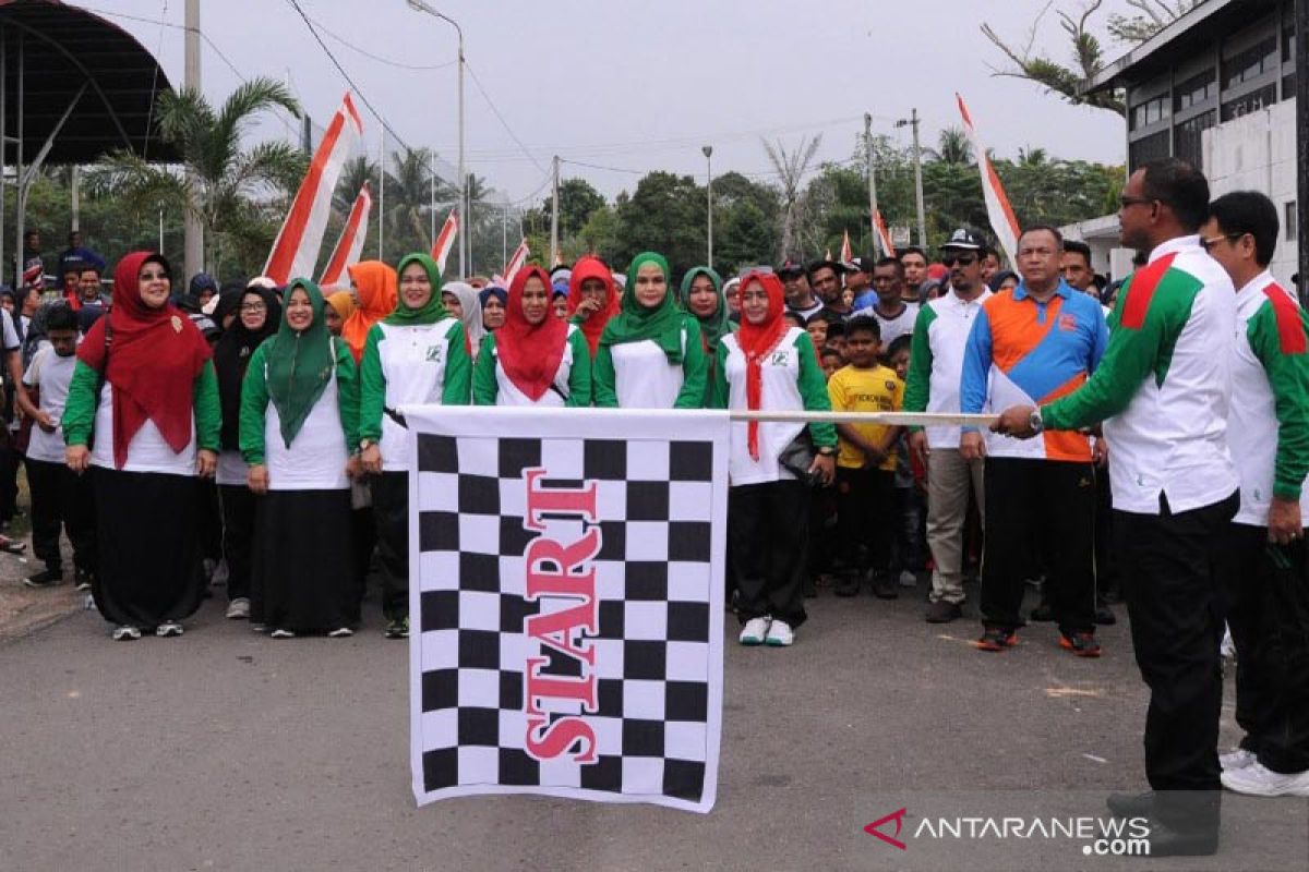 Ribuan masyarakat jalan santai memeriahkan Hari Koperasi di Aceh Timur