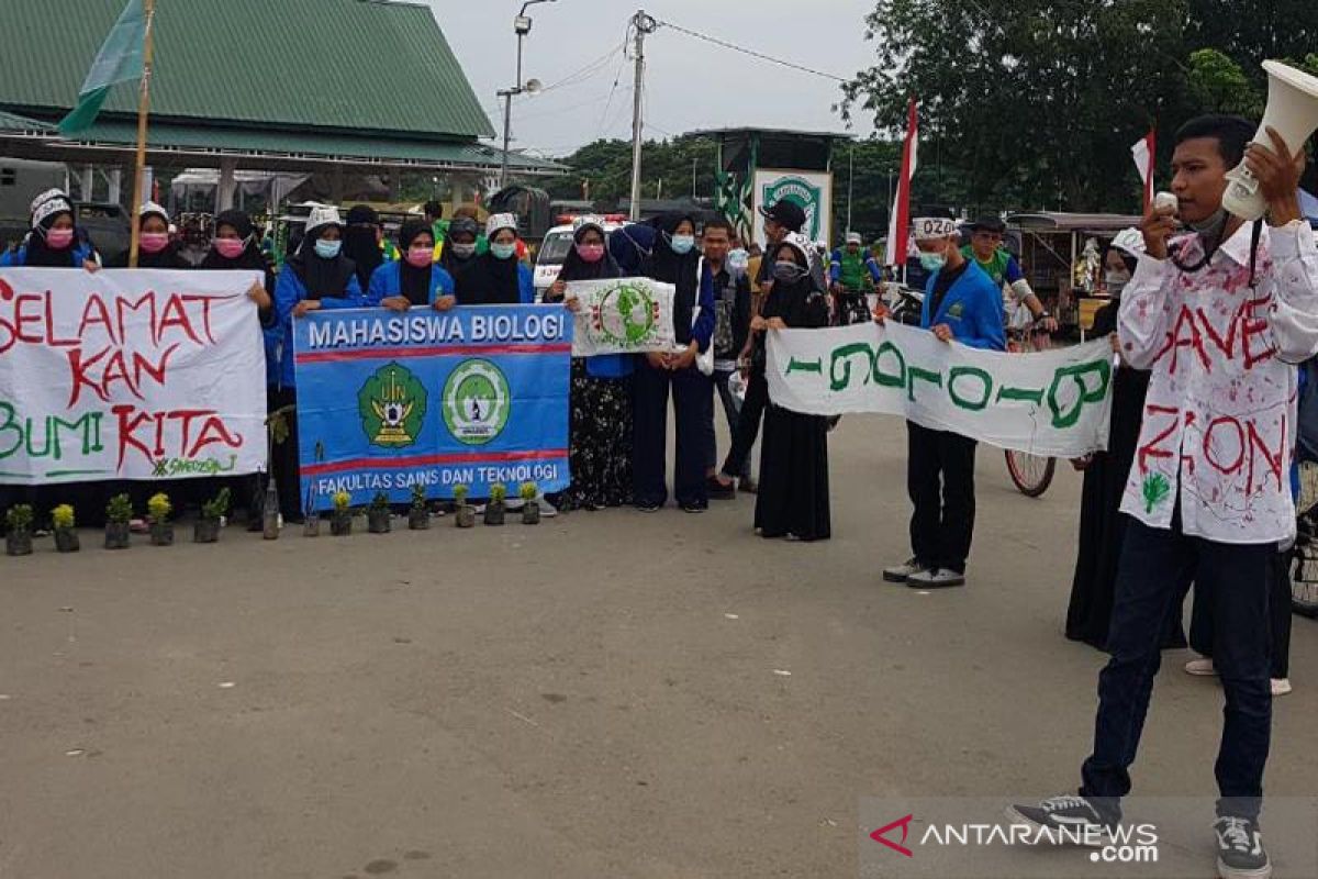 Maraknya kebakaran hutan, mahasiswa gelar aksi dan bagikan bibit pohon di Banda Aceh