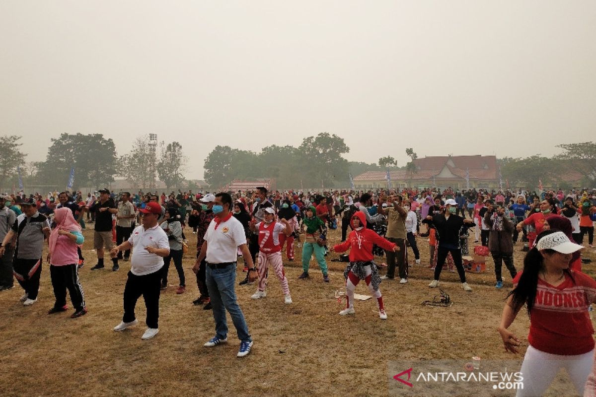 Senam massal Haornas di tengah kepungan asap