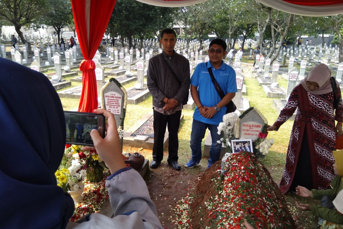 Adrie Subono tak masalahkan warga swafoto di makam Habibie