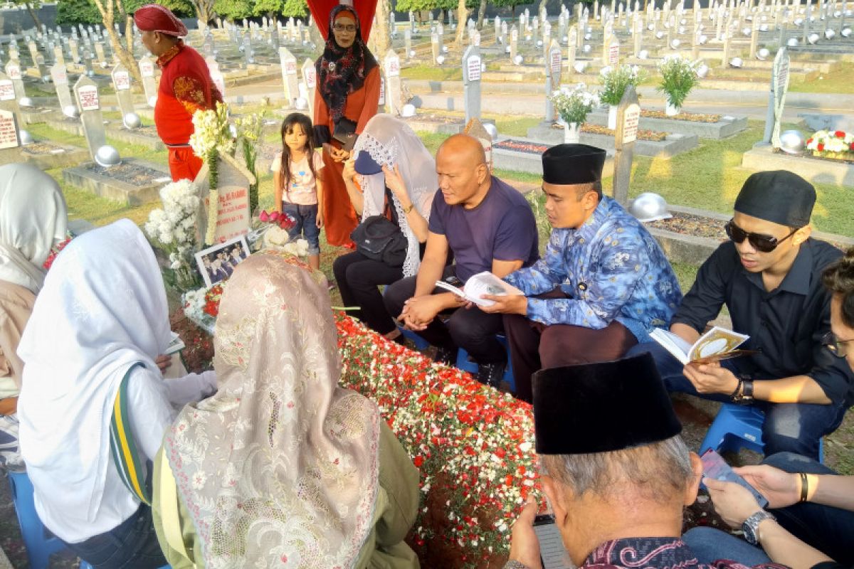 Adrie Subono bacakan Yasin di makam  Habibie