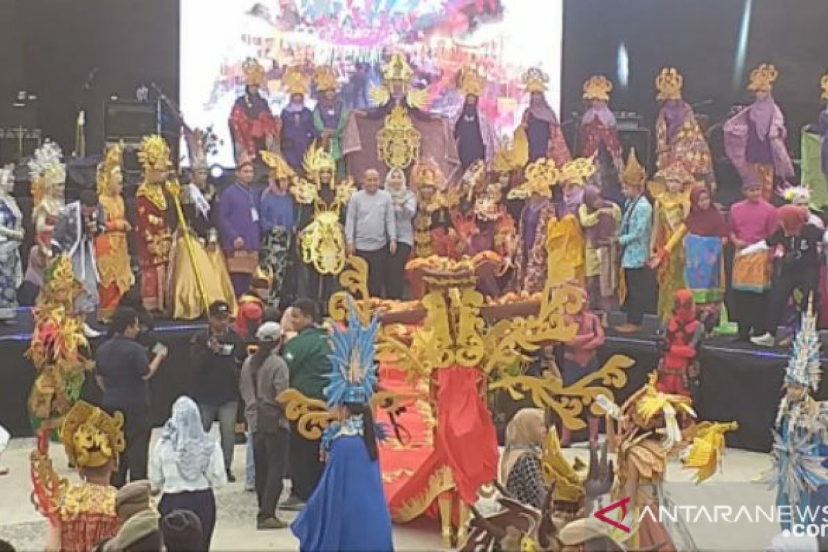 Pemkot Pangkalpinang gelar Fashion Carnival rayakan HUT ke-262