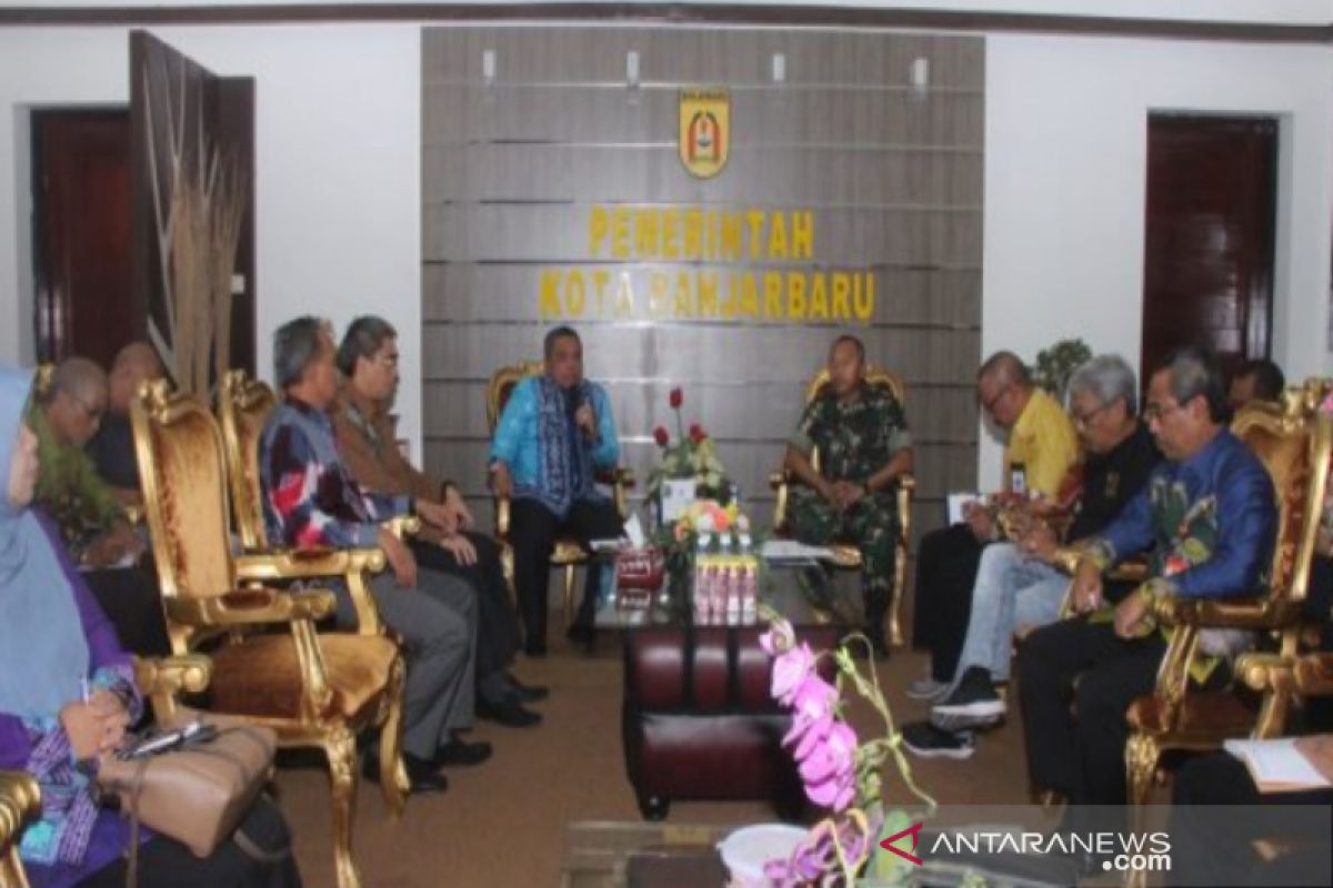 Banjarbaru assists forest and land fire task force with water pump machine