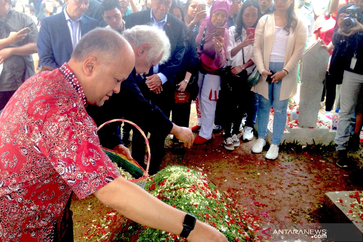 Xanana Gusmao visits BJ Habibie's grave to pay his last respect