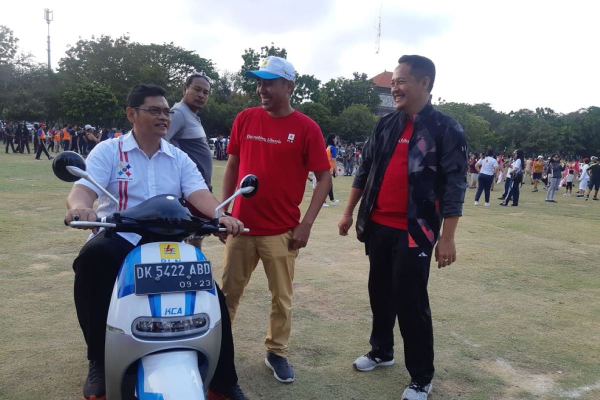 PLN Bali ajak coba motor listrik