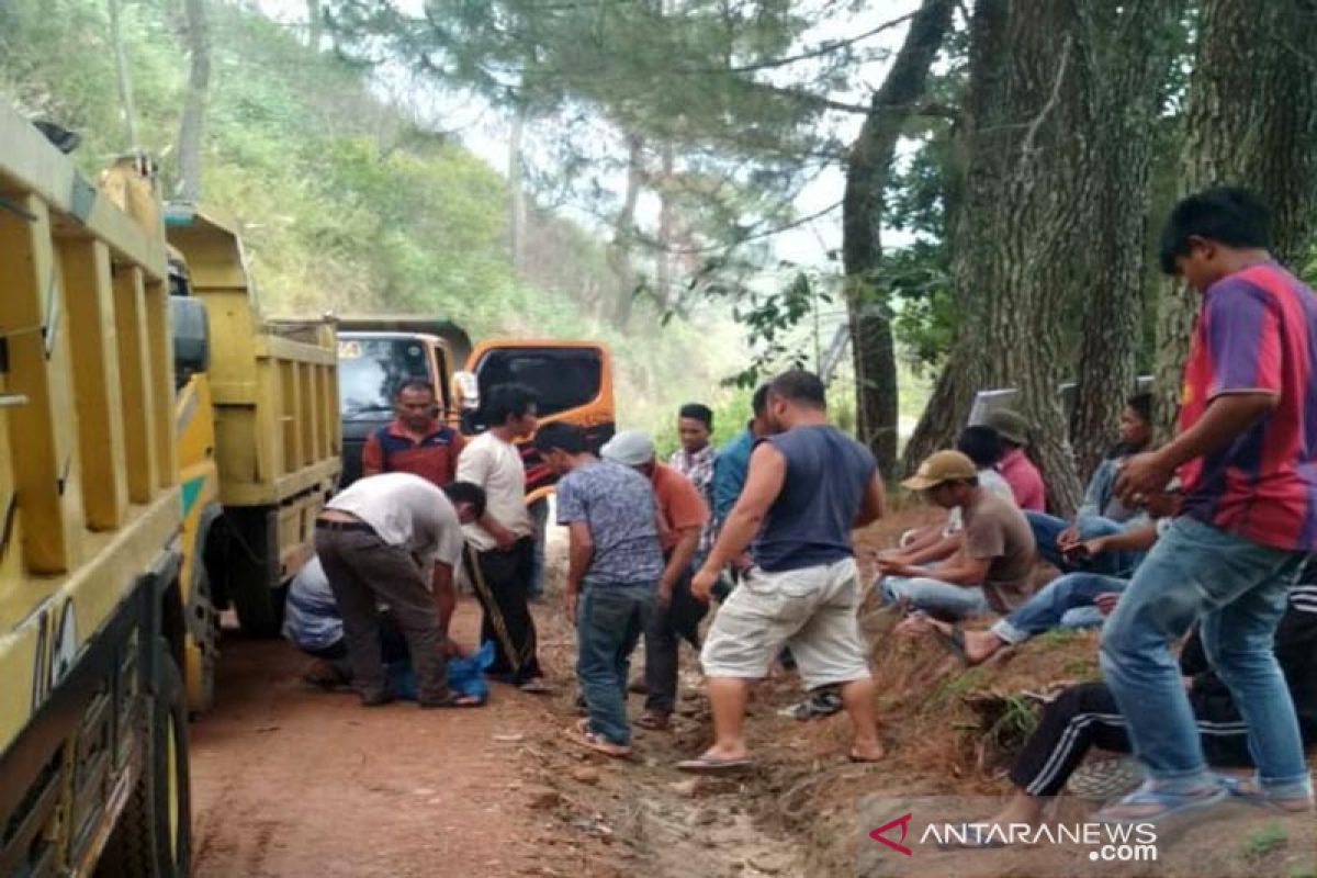 Puluhan sopir dum truk blokir proyek jalan Oregon