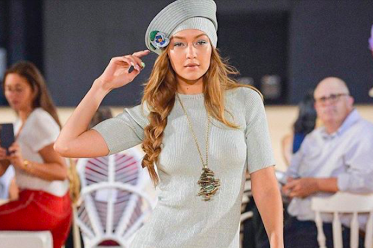 Gigi Hadid terpaksa 'nyeker' di peragaan busana New York, ini penyebabnya