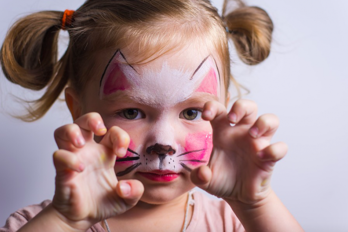 Berbahaya biarkan anak pakai make up terlalu dini