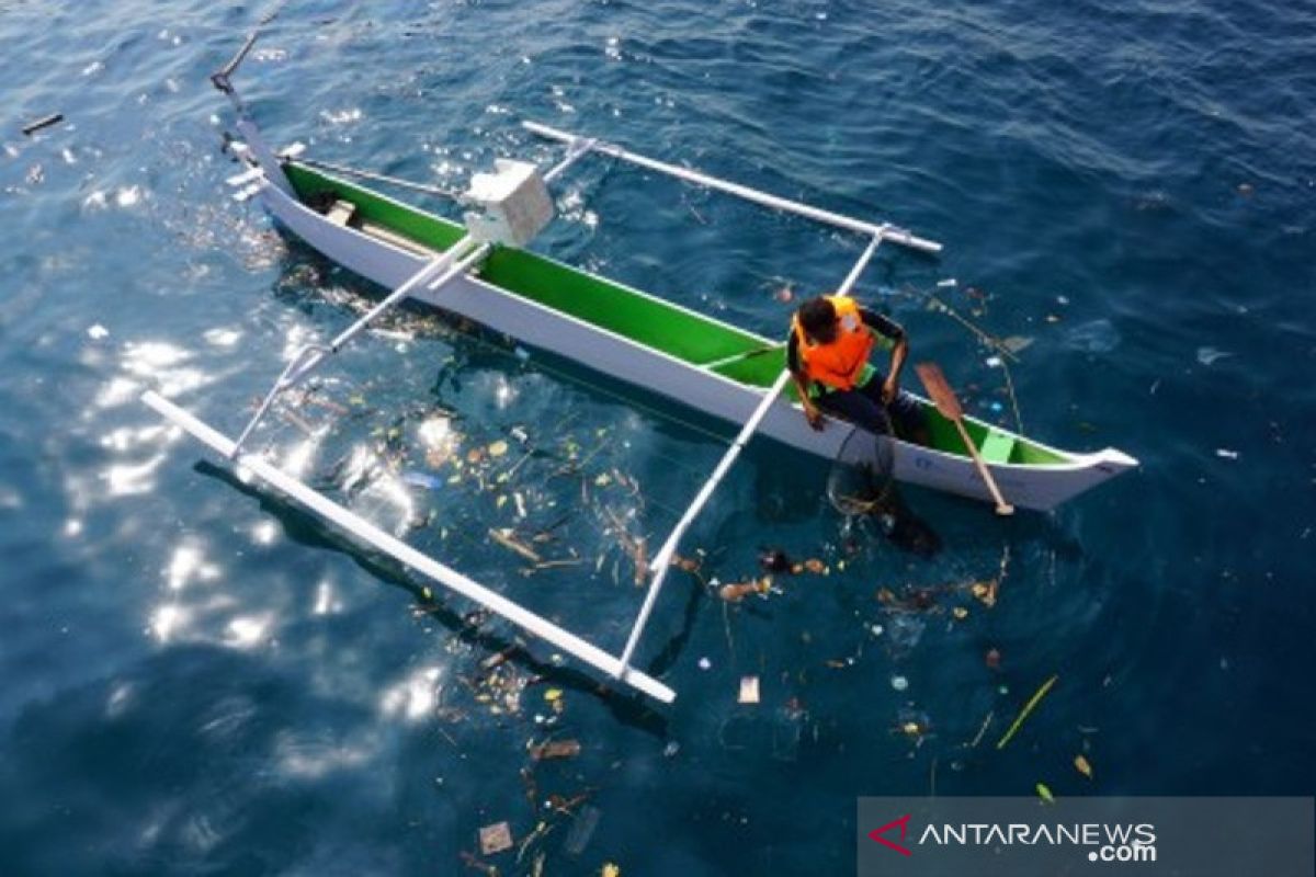 Gerakan bersih laut dan pantai di Palu