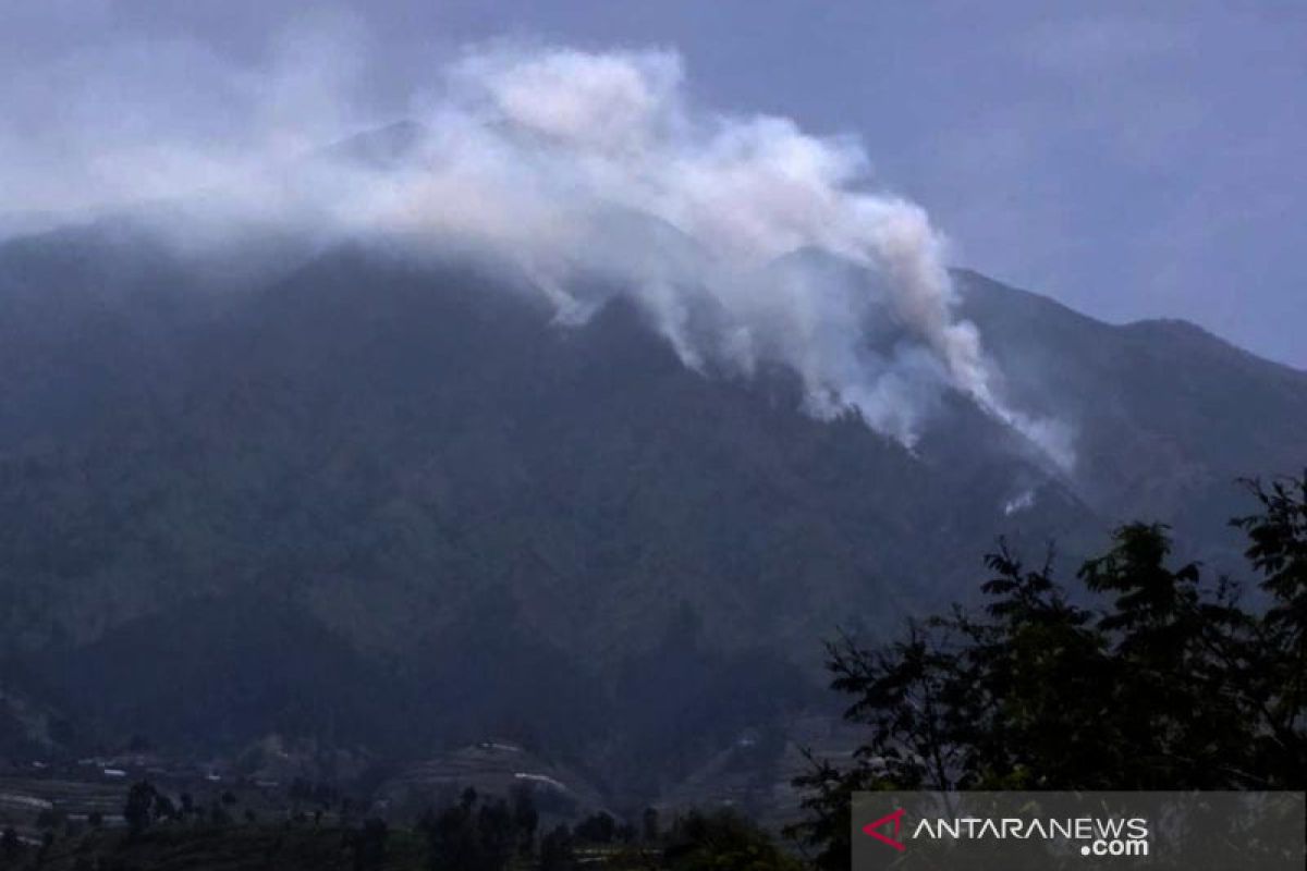 Kebakaran gunung dan temu raya api-angin-air