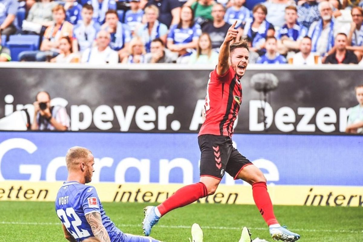 Freiburg pecundangi tuan rumah Hoffenheim, dan Schalke pesta gol di Paderborn