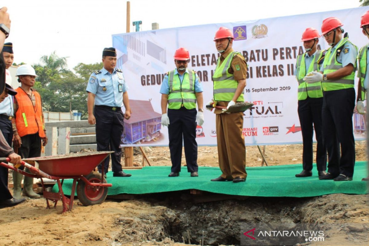 Kakanwil Kemenkumham Riau bersama Wabup Inhil pimpin peletakan batu pertama perluasan Kantor Imigrasi Tembilahan