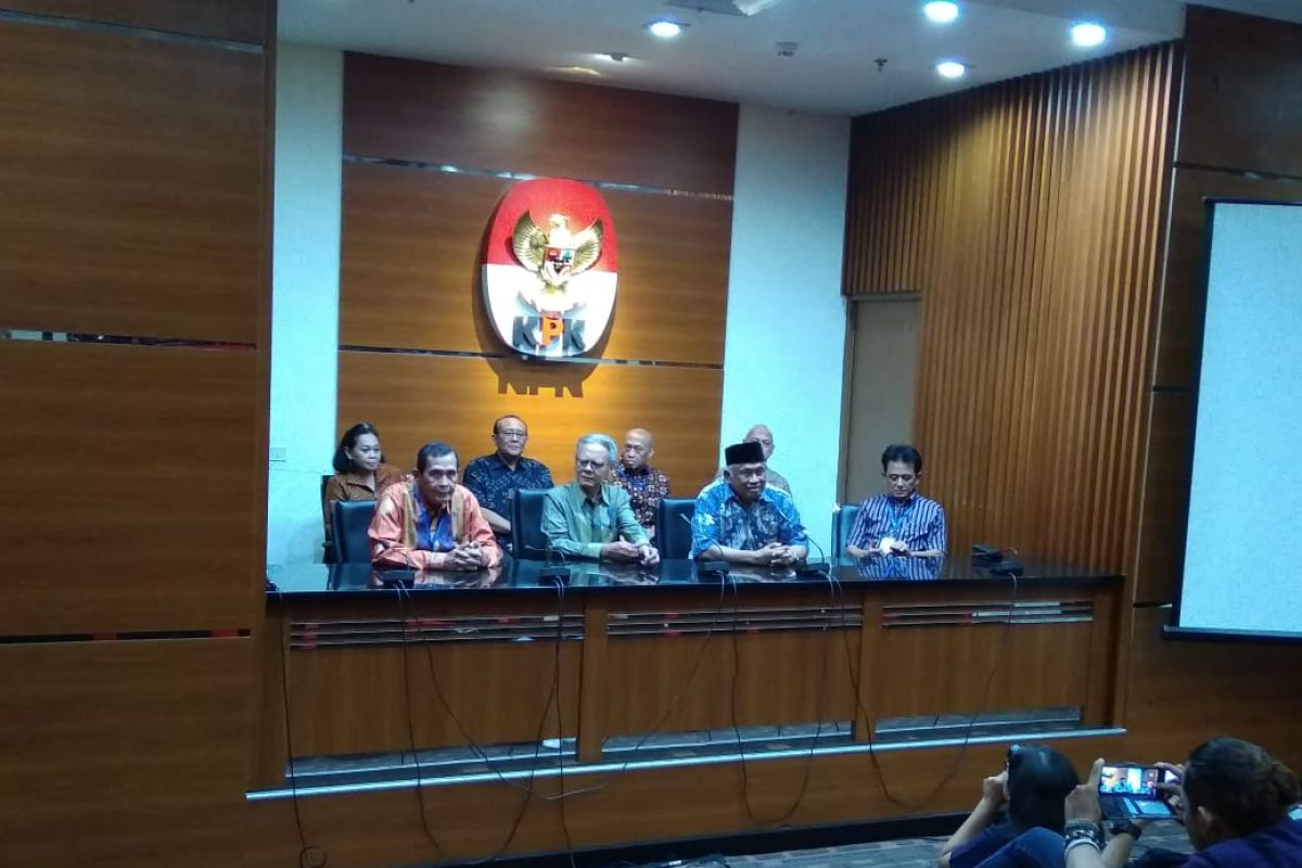 Erry Riyana sebut pimpinan KPK tak ada yang mundur, Saut Situmorang diberi cuti dua minggu