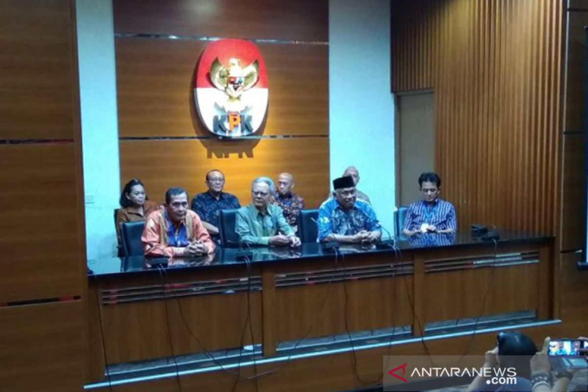 Erry Riyana sebut pimpinan KPK tak ada yang mundur