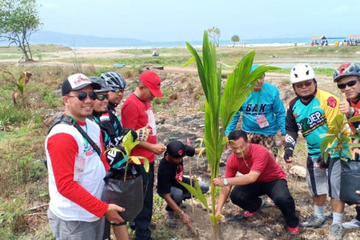 Goweser Lampung tanam pohon di Pantai Kedu Lampung Selatan