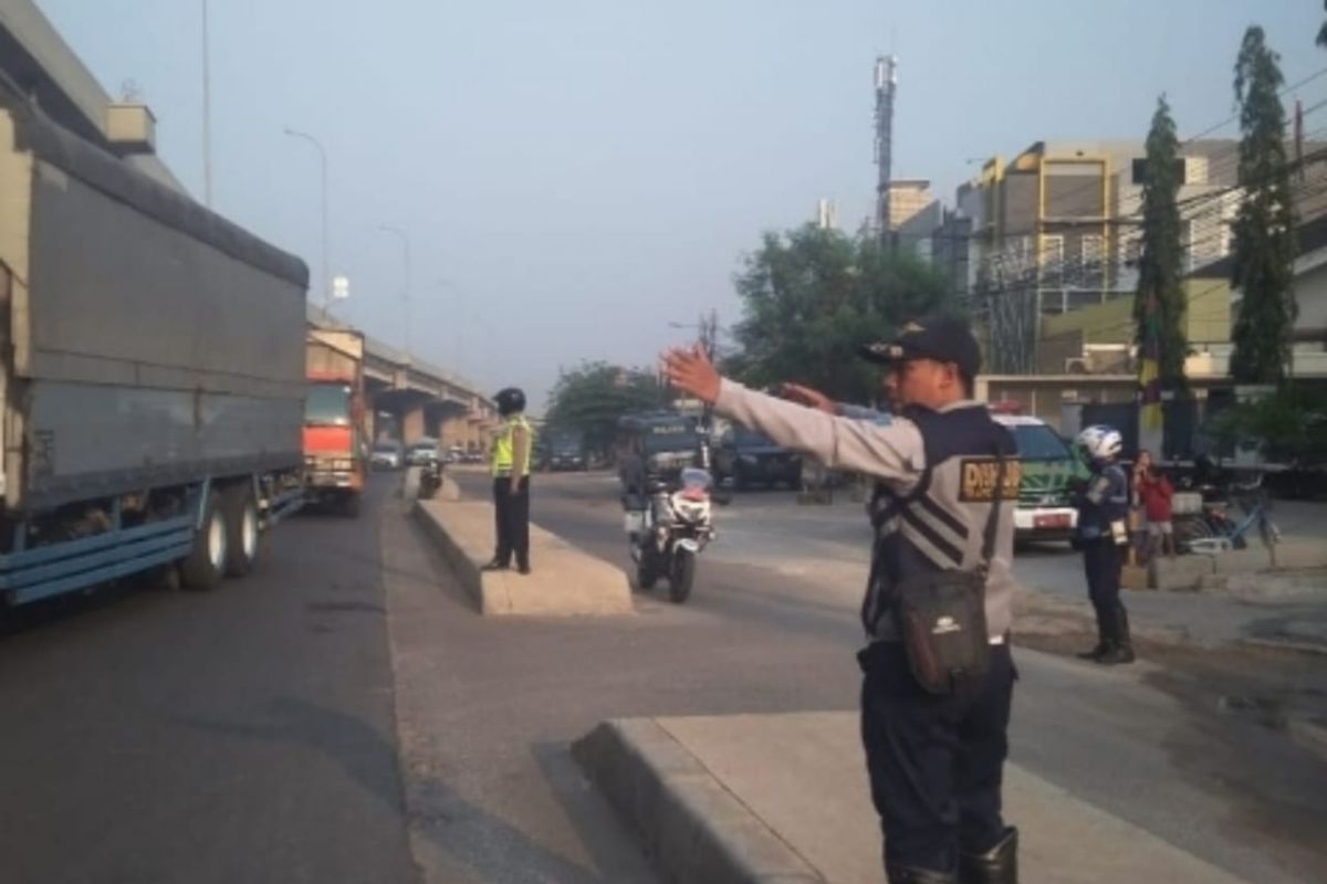 Dishub Jaktim tempatkan personel di trotoar median Kalimalang