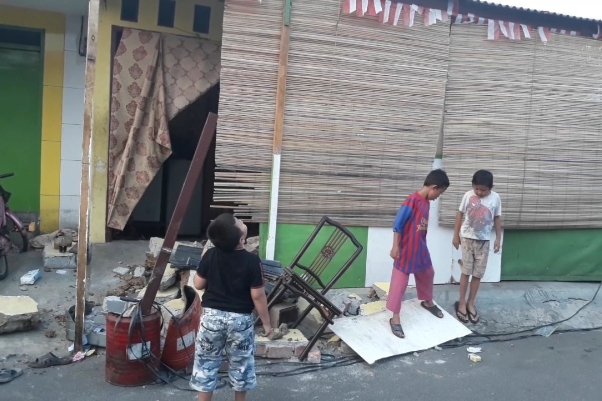 Pengemudi pikap hantam rumah di Kebon Jeruk hingga hancur