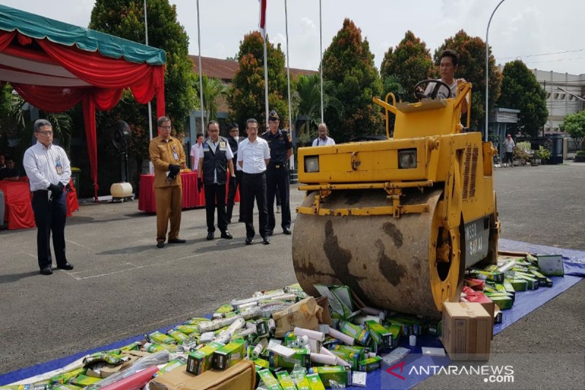 Kemendag musnahkan dua kontainer barang tidak sesuai izin di Medan