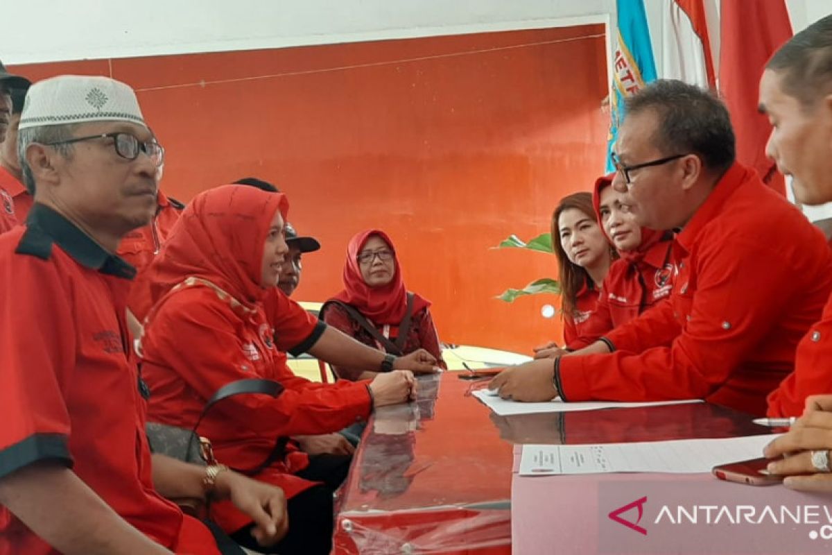 Anna mendaftar sebagai calon wali kota di PDIP Metro Lampung