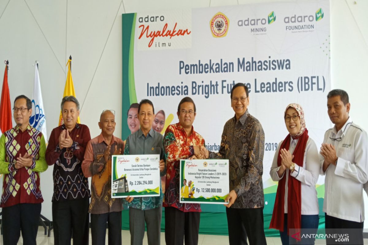 Adaro disburses IDR12,5 billion for 128 ULM students scholarship