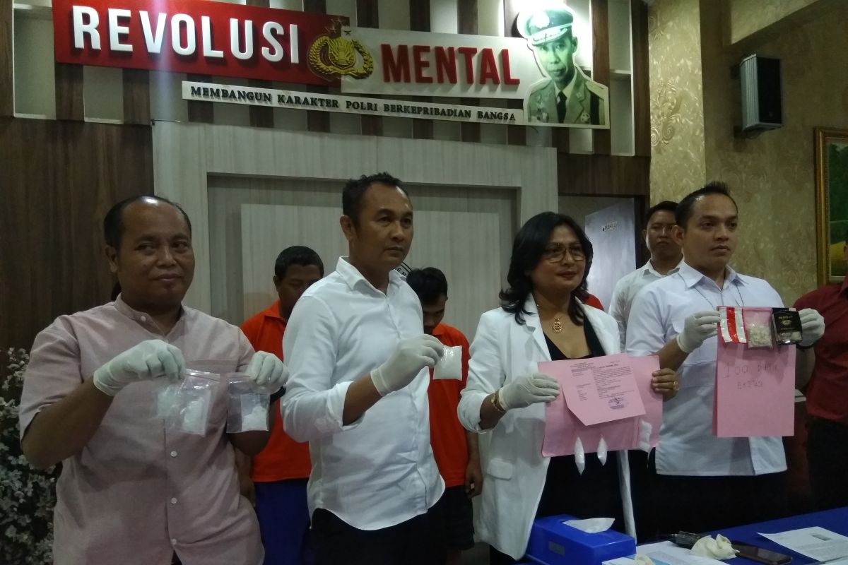 Polrestro Jakarta Selatan tangkap kurir ekstasi bentuk baru