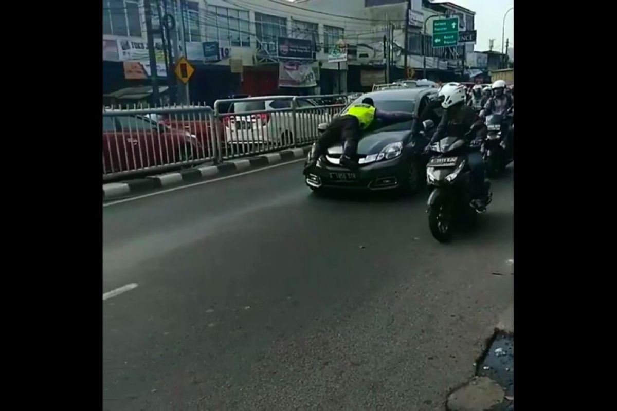 Kronologi polisi nomplok di kap mobil di Pasar Minggu