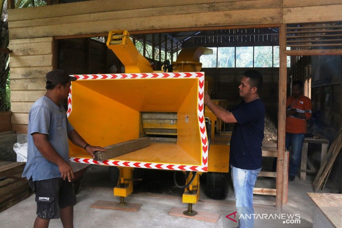 Okto Anggara Sitompul, pengangguran binaan Tambang Emas Martabe yang mengubah sampah pallet jadi penghasilan